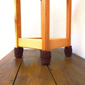 Braune Stuhlbeinschoner, Stuhlbeinschoner und Bodenkratzschutz, geräuschlose Stuhlgleiter, handgemachte Wohnaccessoires, gemütliche Stühle