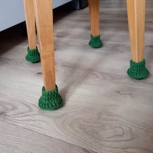 Grüne Stuhlsocken für Stuhlbeine als Stuhlbeinabdeckung und Bodenschoner vor dem Kratzen, kuscheliger Stuhl wie Weihnachtsbaum, Wohnaccessoires