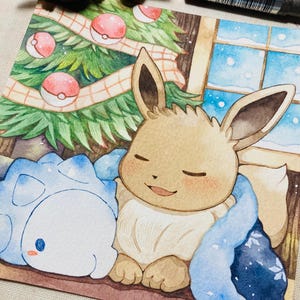 K&ouml;nnte beinhalten: Aquarellillustration von Evoli und einem blauen Relaxo, die sich in der N&auml;he eines Weihnachtsbaums ausruhen, der mit rosa und wei&szlig;en Pok&eacute; B&auml;llen geschm&uuml;ckt ist. Zwei Evoli-Figuren und ein brauner Stift befinden sich im Hintergrund. Das Kunstwerk hat ein gem&uuml;tliches, festliches Thema.