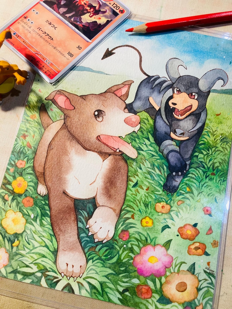 K&ouml;nnte beinhalten: Aquarellmalerei von zwei Hunden in einem Blumenfeld. Einer ist braun, der andere schwarz mit H&ouml;rnern. Eine Pok&eacute;mon-Karte und ein roter Bleistift befinden sich im Hintergrund.