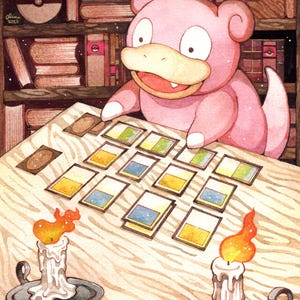 K&ouml;nnte beinhalten: Aquarellillustration eines rosa Slowpoke-Charakters, der Karten auf einem Holztisch spielt. Zwei brennende Kerzen in schwarzen Haltern flankieren die Karten. Im Hintergrund ein B&uuml;cherregal. Das Bild hat eine warme Ausstrahlung.