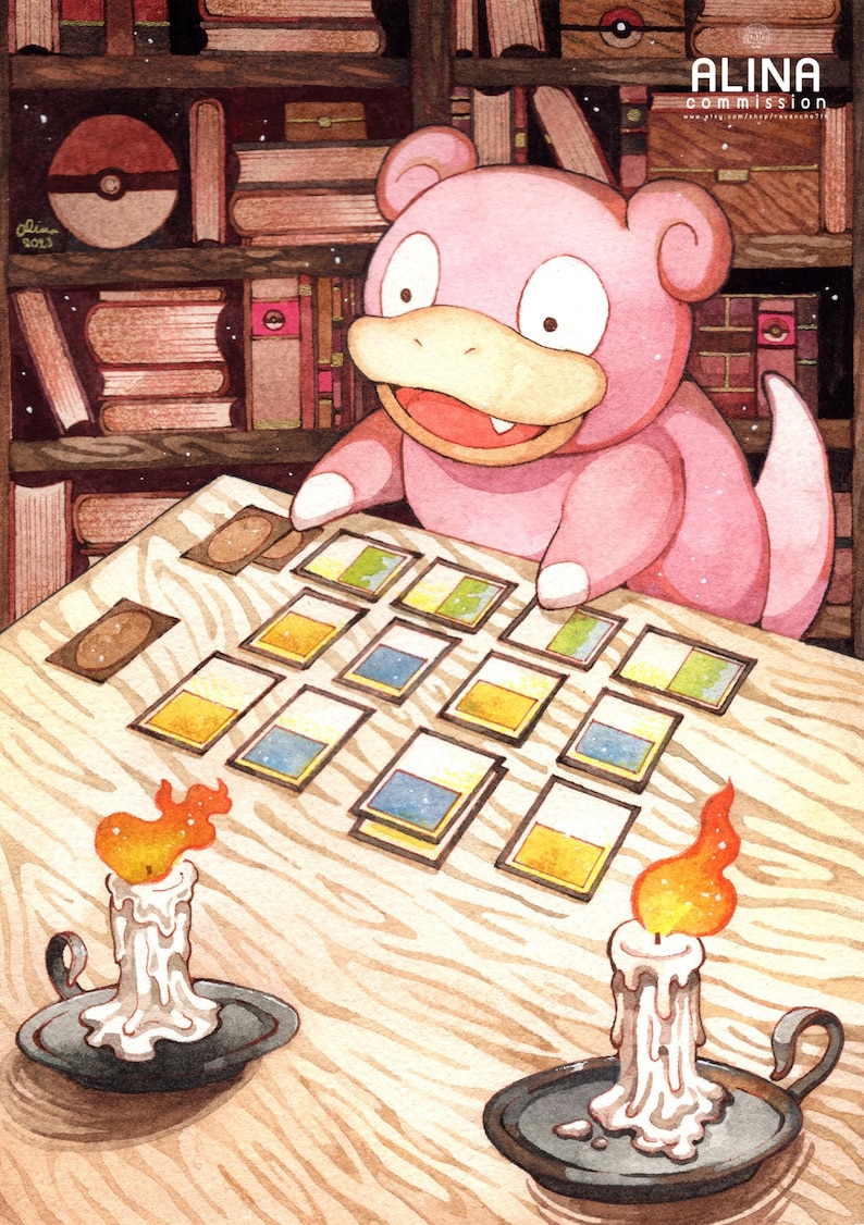 K&ouml;nnte beinhalten: Aquarellillustration eines rosa Slowpoke-Charakters, der Karten auf einem Holztisch spielt. Zwei brennende Kerzen in schwarzen Haltern flankieren die Karten. Im Hintergrund ein B&uuml;cherregal. Das Bild hat eine warme Ausstrahlung.