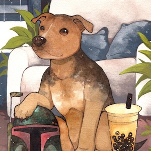 K&ouml;nnte beinhalten: Aquarellmalerei eines braunen und tanfarbenen Hundes, der neben einem Boba Fett-Helm und einem Bubble Tea sitzt. Der Hund sitzt vor einem wei&szlig;en Sofa und gr&uuml;nen Pflanzen. Der Bubble Tea befindet sich in einem transparenten Plastikbecher.