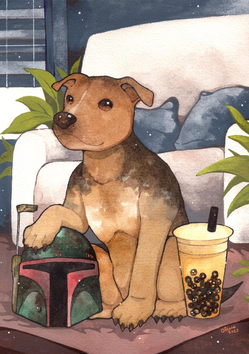K&ouml;nnte beinhalten: Aquarellmalerei eines braunen und tanfarbenen Hundes, der neben einem Boba Fett-Helm und einem Bubble Tea sitzt. Der Hund sitzt vor einem wei&szlig;en Sofa und gr&uuml;nen Pflanzen. Der Bubble Tea befindet sich in einem transparenten Plastikbecher.