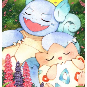 K&ouml;nnte beinhalten: Aquarellillustration von zwei Zeichentrickfiguren, einem blauen, schildkr&ouml;tenartigen Wesen und einer cremefarbenen, eif&ouml;rmigen Figur, die sich aneinander kuscheln. Der Hintergrund zeigt &uuml;ppiges gr&uuml;nes Laub, rosa und lila Blumen und einen sanften gelben Himmel.