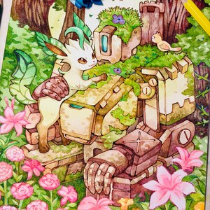 K&ouml;nnte beinhalten: Aquarellillustration eines Steinroboters mit einem belaubten Kopf, umgeben von rosa Blumen und Gr&uuml;n. Eine cartoonartige fuchs&auml;hnliche Kreatur und eine blau-wei&szlig;e Kreatur sitzen oben. Ein kleiner Vogel sitzt auf dem Kopf des Roboters.