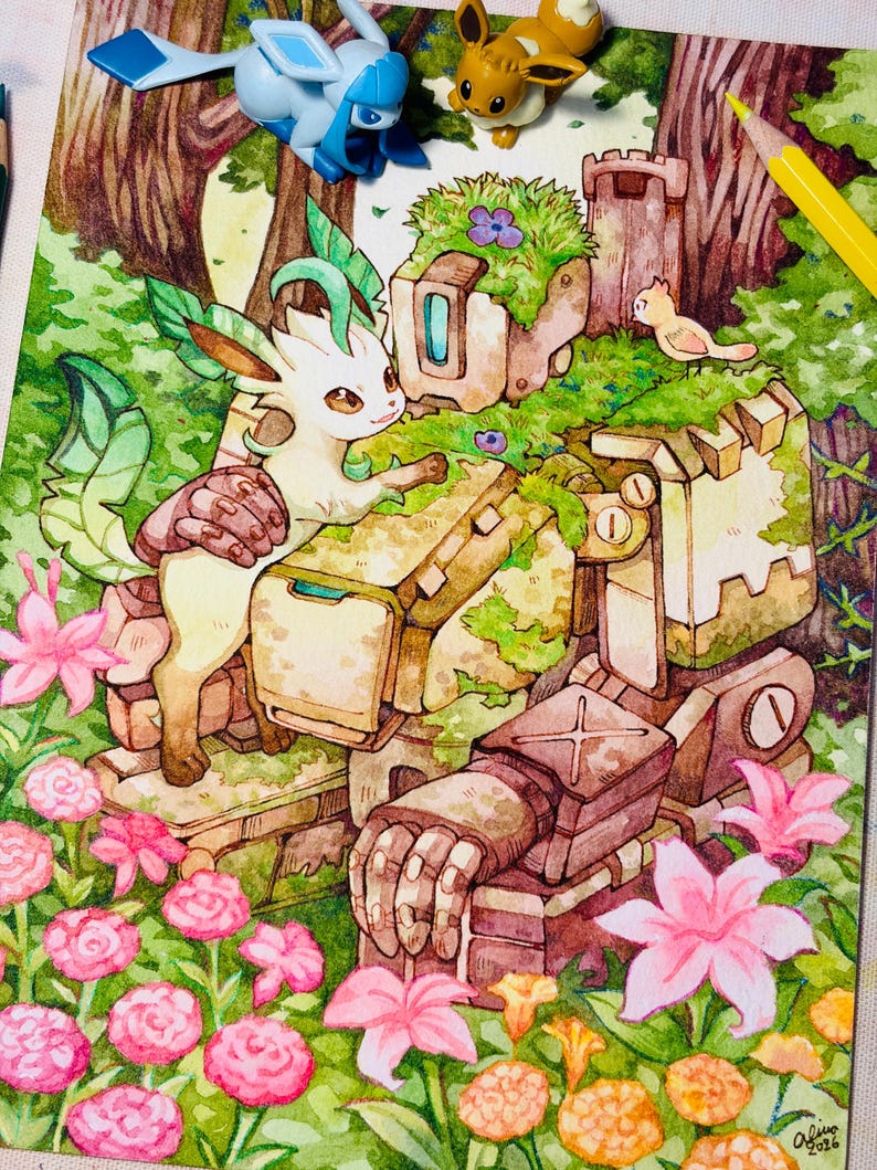 K&ouml;nnte beinhalten: Aquarellillustration eines Steinroboters mit einem belaubten Kopf, umgeben von rosa Blumen und Gr&uuml;n. Eine cartoonartige fuchs&auml;hnliche Kreatur und eine blau-wei&szlig;e Kreatur sitzen oben. Ein kleiner Vogel sitzt auf dem Kopf des Roboters.