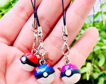 Llavero con dije de arcilla polimérica hecho a mano con forma de Pokeball, tira para teléfono, regalo personalizado (PEDIDO PERSONALIZADO)