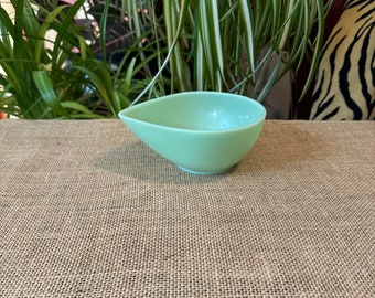 1950's Fire-King Jadeite Teardrop Nesting Bowl / Jadeite Green Bowl with Pour Spout / Jadeite Mixing Bowl / Mid-Century Modern Kitchenware