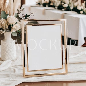 Mockup de menu de moldura dourada Boho, mockup de placa de mesa de moldura 8x10, mockup de placa de mesa de casamento, mockup de cartão de sinalização de número de mesa, mockup de placa de mesa