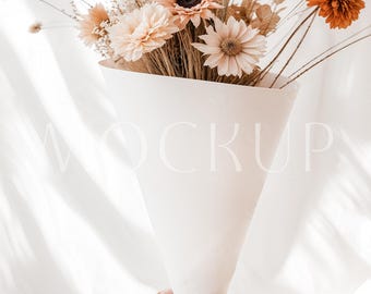 Maqueta de ramo de dama de honor para boda estilo boho con flores envueltas en papel PSD, maqueta de periódico para propuesta de dama de honor, maqueta de periódico para propuesta de dama de honor moderna