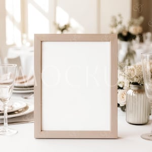 Holztischnummer Beschilderungskarte Mockup, Rahmenmenü Mockup 8x10, Hochzeitstischschild Mockup, Tabletop Mockup, Holzrahmen Tischschild Mockup