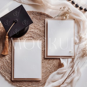 College Party Two Sides Card Mockup, Dubbele Afstudeergroet Uitnodiging Mockup 5 x 7, Middelbare School Uitnodigen Mockup, Grad Party Invite Mockup