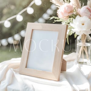 Hölzerne Tischnummer Beschilderungskarte Mockup 5x7", Rahmenmenü Mockup, Hochzeitstischschild Mockup, Tabletop Mockup, Holzrahmen Tischschild Mockup