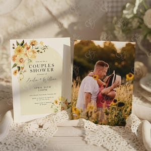 K&ouml;nnte beinhalten: Eine Einladung zur 'Couples Shower' mit floralen Akzenten und den Namen 'Emilia + William'. Daneben ein Foto eines Paares, das sich in einem Sonnenblumenfeld umarmt.