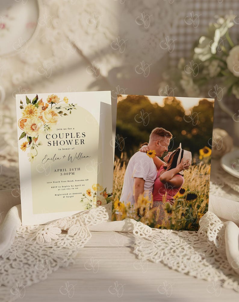 K&ouml;nnte beinhalten: Eine Einladung zur 'Couples Shower' mit floralen Akzenten und den Namen 'Emilia + William'. Daneben ein Foto eines Paares, das sich in einem Sonnenblumenfeld umarmt.
