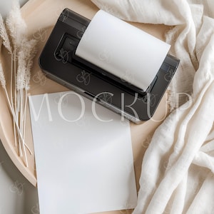 Maquete de pôster para impressão de impressora de mesa, maquete de impressora minimalista, maquete de impressora preta e folha de papel, maquete de impressora preta doméstica e pôster