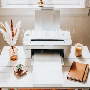 Impressora de mesa minimalista imprimindo maquete de página, maquete de impressora branca, maquete de folha de papel de impressora boho, maquete de carta em branco de impressão de impressora