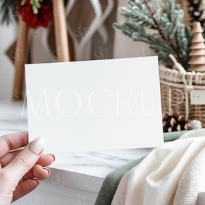 Mockup di biglietto d'auguri natalizio 4x6, mockup di biglietto d'auguri per le vacanze invernali, mockup di buono regalo per le vacanze, mockup di biglietto di Natale boho in formato PSD
