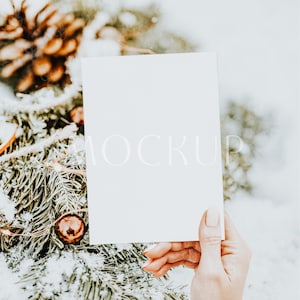 Mockup de cartão postal de Natal, mockup de cartão de felicitações de Natal 5x7, mockup de cartão aconchegante com convite de Ano Novo estilo boho, mockup de convite boho de Natal em PSD
