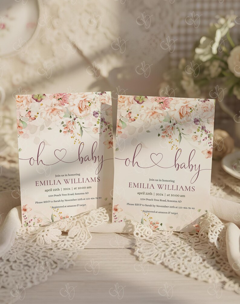 K&ouml;nnte beinhalten: Zwei Babyparty-Einladungen mit floralen Designs. Die Einladungen zeigen die Worte "oh baby" in Schreibschrift, zusammen mit Veranstaltungsdetails. Die Einladungen sind mit einem floralen Muster in Rosa-, Pfirsich- und Gr&uuml;nt&ouml;nen verziert.