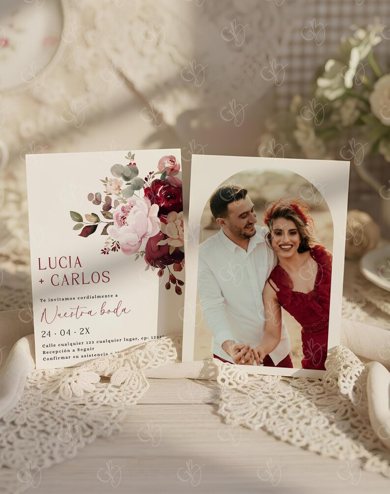 K&ouml;nnte beinhalten: Hochzeitseinladung mit Foto eines Paares und floralen Elementen. Die Einladung enth&auml;lt die Namen "Lucia + Carlos" und das Datum "24-04-2X". Das Design integriert bordeauxrote und rosa Blumen.