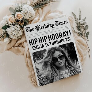 Puede incluir: Un anuncio de cumplea&ntilde;os estilo peri&oacute;dico en blanco y negro con el titular "The Birthday Times" y el texto "HIP HIP HOORAY! EMILIA IS TURNING 25!" Una foto en blanco y negro de una mujer est&aacute; en el fondo.