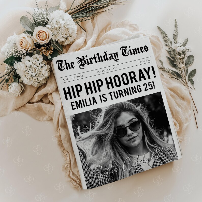 Puede incluir: Un anuncio de cumplea&ntilde;os estilo peri&oacute;dico en blanco y negro con el titular "The Birthday Times" y el texto "HIP HIP HOORAY! EMILIA IS TURNING 25!" Una foto en blanco y negro de una mujer est&aacute; en el fondo.