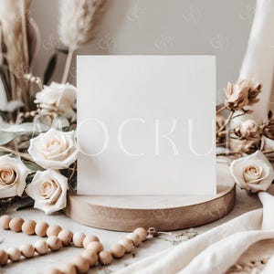 Quadratische Boho Karte Mockup 5x5, quadratische Grußkarte Mockup, Hochzeitskarte Mockup, Boho leere Karte Mockup PSD, quadratisches Einladungs-Mockup