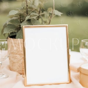 Mockup di cartello da tavolo, mockup di menu con cornice dorata, mockup di cartello da tavolo con cornice Boho 8x10, mockup di cartello da tavolo per matrimonio, mockup di cartello con numero di tavolo