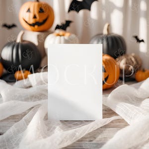 Halloween Party Einladung Mockup, Minimalistischer Herbst Einladen 5x7 Karten Mockup, Gruselige Kürbis Einladung Mockups, Vertikale leere 5x7 Karte Mockup