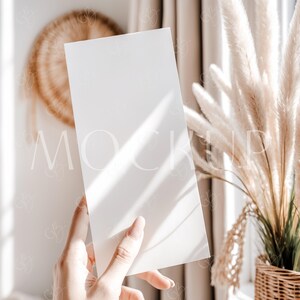 Mockup verticaal verjaardagscadeau, minimalistisch cadeaukaartmodel, Spa Boho-kaartmodel PSD, eenvoudig cadeaubon certificaatmodel