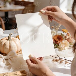 Vertikale Hochzeitseinladung mit Herbstkürbis-Motiv (5x7 Zoll), Vorlage für eine Boho-Geburtstags- und Halloweenkarte (PSD)