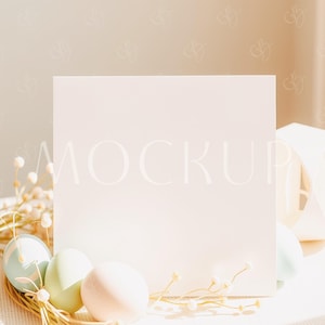 Mockup de cartão de felicitações de Páscoa 5x5, Mockup de cartão de Páscoa quadrado, Mockup de cartão de primavera, Mockup de cartão em branco de Páscoa Boho PSD, Mockup de convite quadrado
