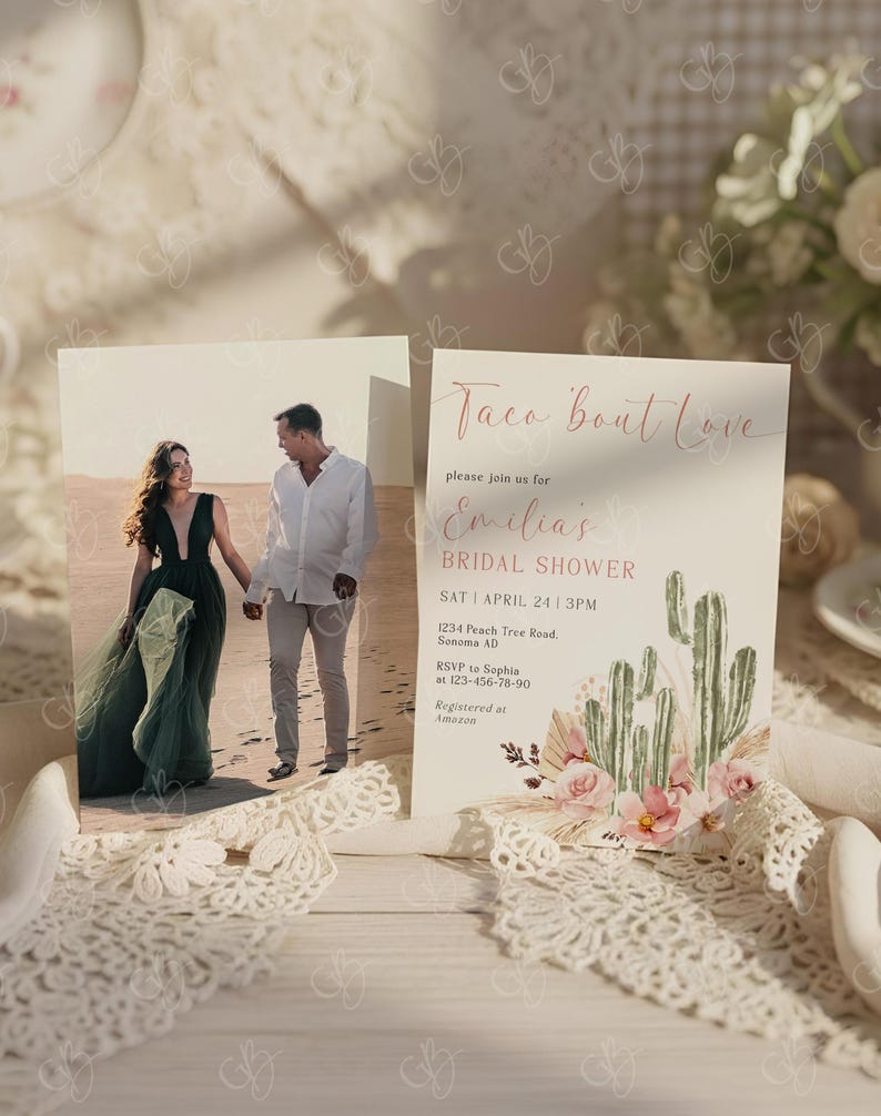 K&ouml;nnte beinhalten: Eine Einladung zur Brautparty mit dem Text "Taco Bout Love" und Details f&uuml;r Emilias Brautparty. Die Einladung zeigt ein Foto eines Paares und ein Aquarell-Kaktus- und Blumendesign.