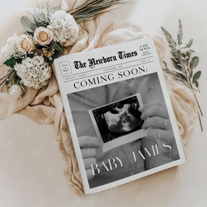 Puede incluir: Un anuncio de peri&oacute;dico en blanco y negro con el titular "The Newborn Times" y el texto "Coming Soon!" El anuncio presenta una imagen de ultrasonido en blanco y negro de un beb&eacute; y el texto "Baby James, April 202X".