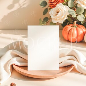 Maquette de carte de voeux blanche verticale 5 x 7, maquette d'invitation d'Halloween bohème, maquette d'invitation de mariage automne, maquette d'invitation de baby shower citrouille