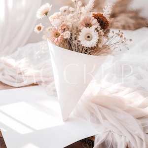 Brautjungfer Vorschlag Zeitung Mockup, Boho Hochzeit Brautjungfer Blumenstrauß Blumen Wrap Mockup PSD, Moderne Trauzeugin Vorschlag Zeitung Mockup