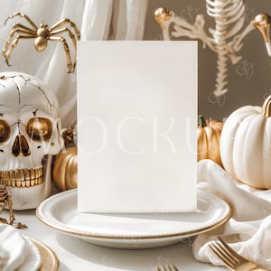 Maquette d'invitation d'anniversaire de têtes de mort fantasmagoriques, maquette d'invitation à une fête d'Halloween, maquette de carte verticale blanche 5 x 7, maquette d'invitation de baby shower araignées