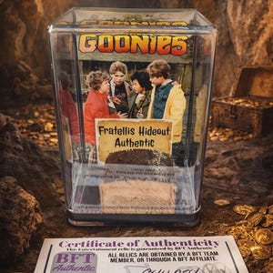 Pantalla original de la puerta usada del escondite de los Goonies Fratellis, reliquia de madera en estuche con certificado de autenticidad.