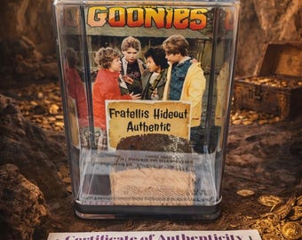 Reliquia de madera original de la puerta del escondite de los Goonies Fratellis en estuche con certificado de autenticidad.