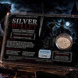 Puede incluir: Una reliquia paranormal en una vitrina transparente. La vitrina presenta el texto "Silver Bullet" y "Tarker's Mills Church, Wilmington, North Carolina." Un hombre lobo y una iglesia se representan en el fondo.