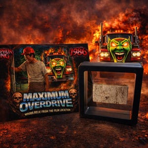 Puede incluir: Imagen promocional de la película "Maximum Overdrive" de Stephen King. La imagen presenta un cartel de la película, una reliquia de la locación de filmación y un camión con una cara amenazante. El fondo es una escena ardiente.