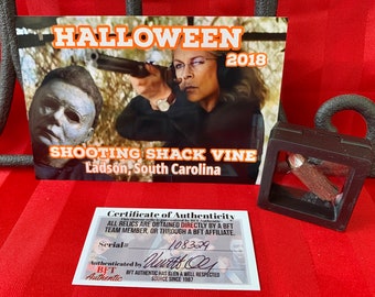 Może przedstawiać: Certyfikat autentyczności dla reliktu z Halloween 2018 z Shooting Shack Vine. Certyfikat jest wydrukowany na białym papierze z czarnym tekstem i czarną ramką. Numer seryjny to 108329. Certyfikat jest podpisany przez "BFT Authentic" i stwierdza, że relikwia została pozyskana bezpośrednio od członka zespołu BFT lub za pośrednictwem partnera BFT.