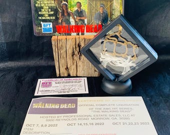 Objeto de utilería auténtico de The Walking Dead en Oceanside, en exhibición con certificado de autenticidad
