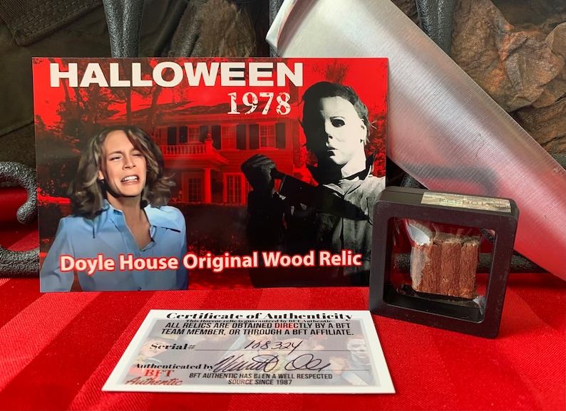 Pu&ograve; includere: Un certificato di autenticit&agrave; per un pezzo di legno proveniente dal set originale del film "Halloween" (1978). Il certificato &egrave; firmato e numerato. Il legno &egrave; esposto in una cornice nera con un coperchio in plastica trasparente. Il certificato afferma che tutti i cimeli sono ottenuti direttamente da un membro del team BFT o tramite un affiliato BFT.