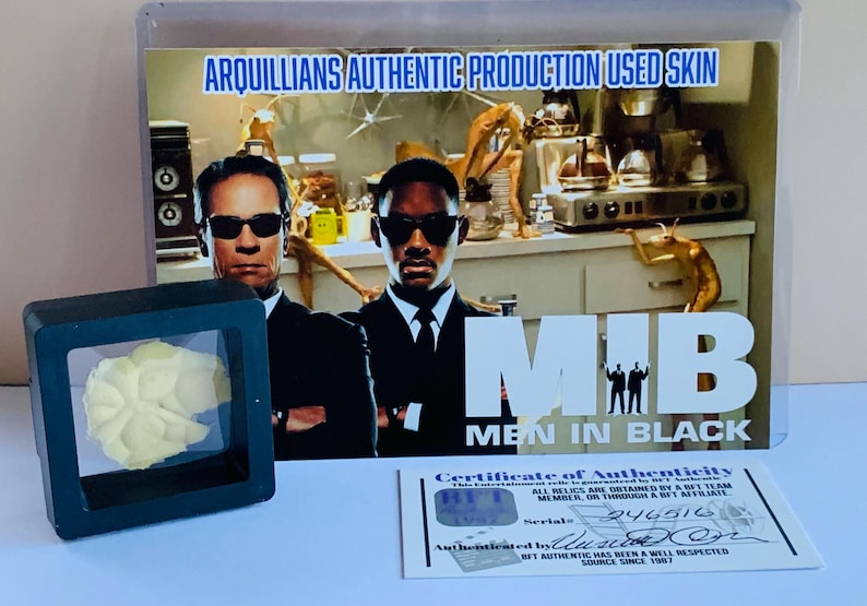 Puede incluir: Una exhibici&oacute;n con accesorios de la pel&iacute;cula "Men in Black". Incluye un trozo enmarcado de piel Arqullian, un certificado de autenticidad y una imagen promocional con el logotipo y los actores de la pel&iacute;cula.