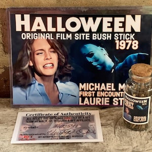以下が含まれることがあります： 「HALLOWEEN ORIGINAL FILM SITE BUSH STICK 1978」のテキストが入った、ハロウィーン映画のポスター。コルク栓の付いた小さなガラス瓶と、「HALLOWEEN FIRST ENCOUNTER ORIGINAL BUSH STICK」と書かれたラベル。真正性の証明書も付いています。
