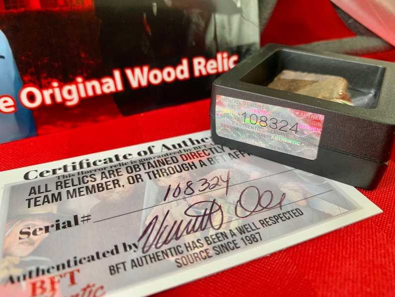 Pu&ograve; includere: Un certificato di autenticit&agrave; bianco con un bordo nero e il testo "Certificate of Authenticity" in nero. Il certificato ha un numero di serie, una firma e il testo "BFT Authentic has been a well respected source since 1987". Il certificato &egrave; accanto a una piccola scatola nera con un adesivo olografico che dice "108324".