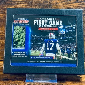 Peut inclure: Un objet de collection sportif encadré contenant un morceau de gazon artificiel authentique du premier match de Josh Allen en tant que Buffalo Bill le 16 septembre 2018. L'affichage inclut une photo du joueur portant un maillot bleu numéro 17.